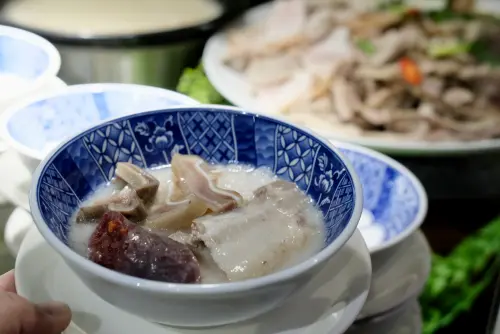 ▲豬肉湯飯是到釜山必吃的美食，在十二廚也吃得到。（圖／記者葉盛耀攝）