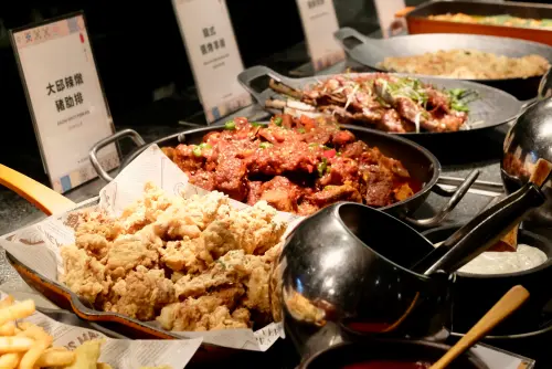 ▲餐檯更有「海鮮煎餅」、「韓式炸雞」等，道道都是經典。（圖／記者葉盛耀攝）