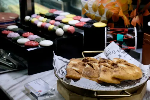 ▲甜點區更化身韓味專場，包含明洞雞蛋糕、韓式堅果糖餅街頭美食。（圖／記者葉盛耀攝）