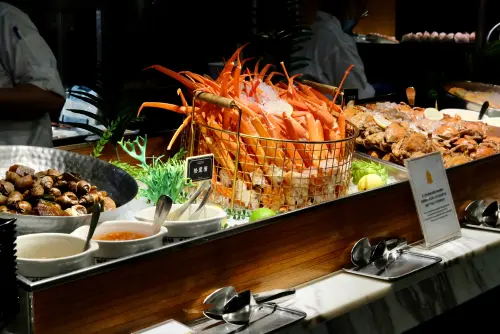 ▲海鮮區的松葉蟹腳與麵包蟹等各種螃蟹，同樣也都無限量供應。（圖／記者葉盛耀攝）