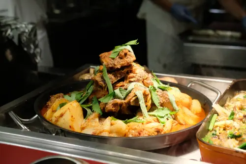 ▲經典菜色還有馬鈴薯燉排骨，香醇重口味。（圖／記者葉盛耀攝）