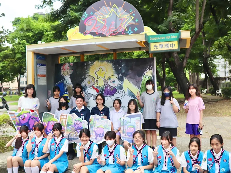 ▲ 首獎作品〈校園星途〉登上實體公車亭，成為「校園美學 × 城市公共藝術」的典範案例。（圖／高市府教育局提供）
