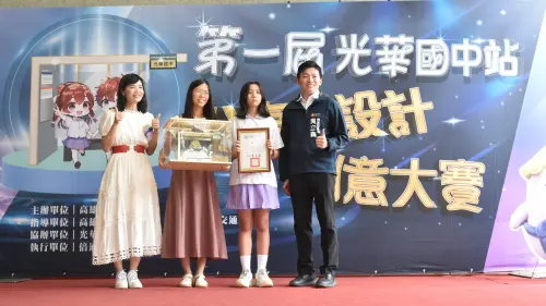 ▲高市府教育局長吳立森（右一）頒獎狀及公車亭獎座給第一名〈校園星途〉創作人王妍筑（右二）。（圖／記者陳美嘉翻攝）