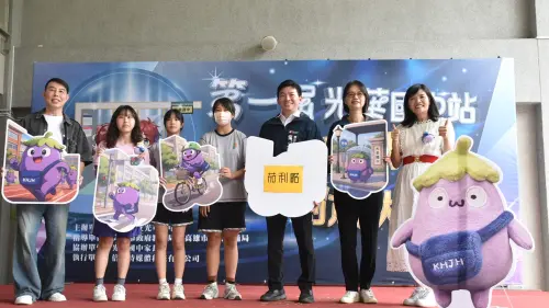 ▲高市府教育局長吳立森(右三)揭曉「茄子公仔」命名由「茄利略」中選。（圖／記者陳美嘉翻攝）