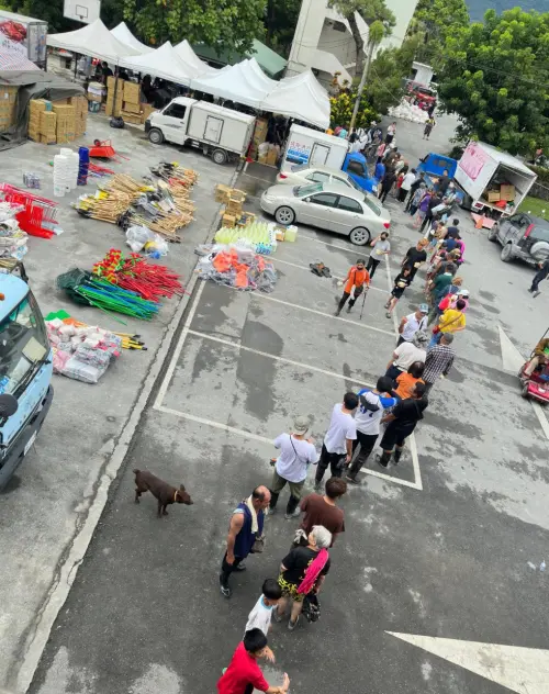 ▲義煮團隊今（26）日中午一次處理1200人份午餐，現場排隊人潮超多。（圖／翻攝賴彥汶臉書）