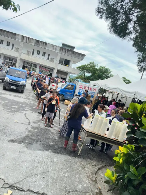 ▲光復鄉居民排隊等待熱食。（圖／翻攝賴彥汶臉書）