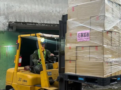 ▲滿滿一卡車的物資順利送抵花蓮，其中包含換洗衣物、清潔劑、毛巾，以及備受關注的「鍋燒意麵」。（圖／翻攝自林俊憲Threads）