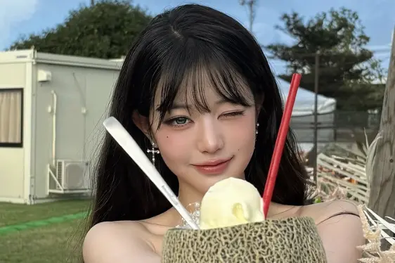 ▲張員瑛（如圖）日前被粉絲拍到，在機場走到一半拖鞋噴飛，尷尬撿鞋的畫面在網上瘋傳，讓粉絲笑翻稱：「反應太真實，這次不Lucky Vicky了」。（圖／翻攝自for_everyoung10）