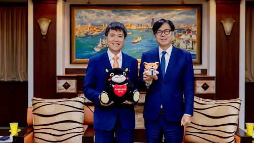 ▲捷星日本航空代表董事兼總經理田中正和與高雄巿長陳其邁互贈吉祥物。（圖／高市府觀光局提供）