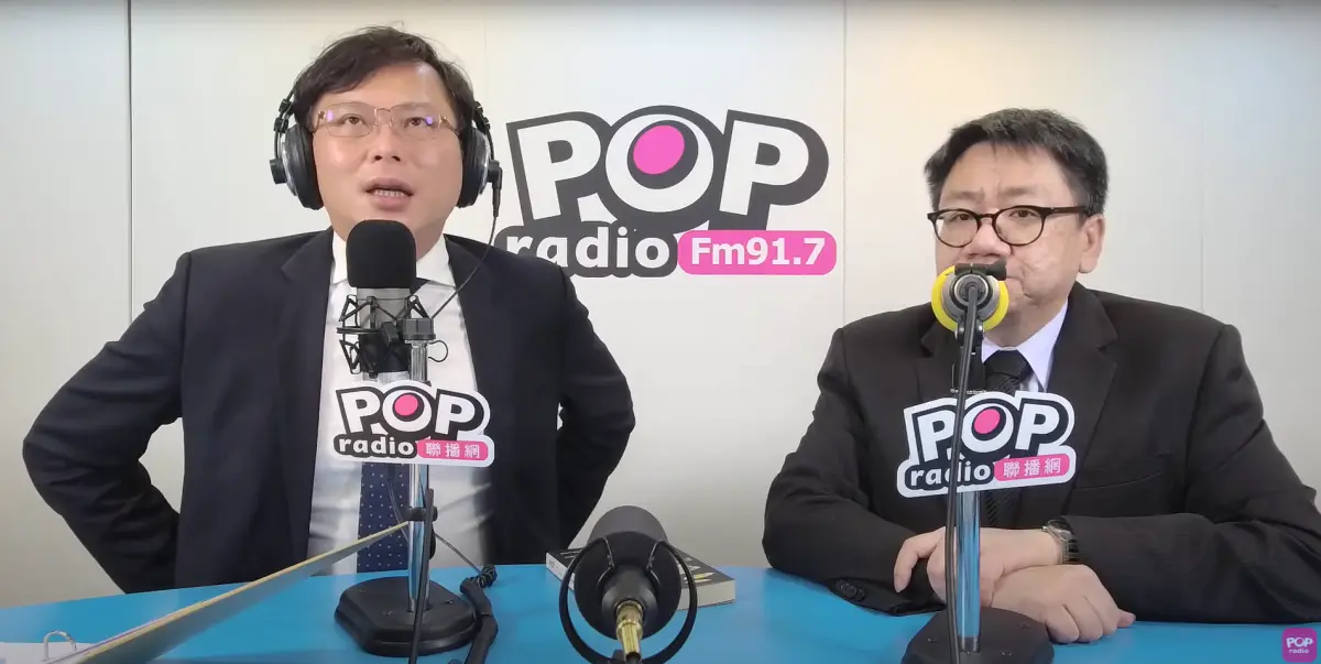 ▲曾在廣播節目接受黃國昌（左）專訪的台北地檢署檢察官姜長志（右），因為柯文哲記不起名字而稱他為胖胖胖皺皺的檢察官，對於涉嫌製圖恐嚇的2名小草表示，只要捐10萬元做公益，願意無條件和解。（圖／翻攝POP Radio聯播網 官方頻道）