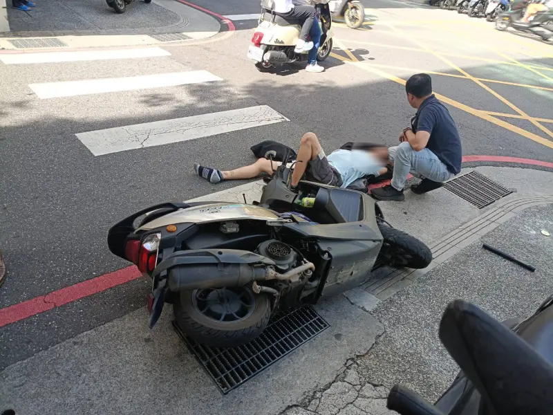 ▲淡水警分局在19日於新北市三重區正義南路執行拘提行動。（圖／翻攝畫面）