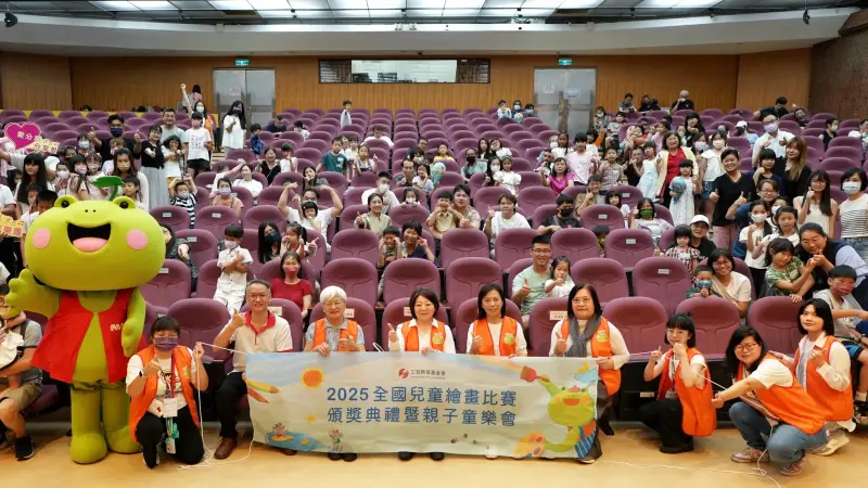 ▲三發教育基金會第二屆「全國兒童繪畫比賽」日前在高雄市立美術館舉行頒獎典禮。（圖／三發教育基金會提供）