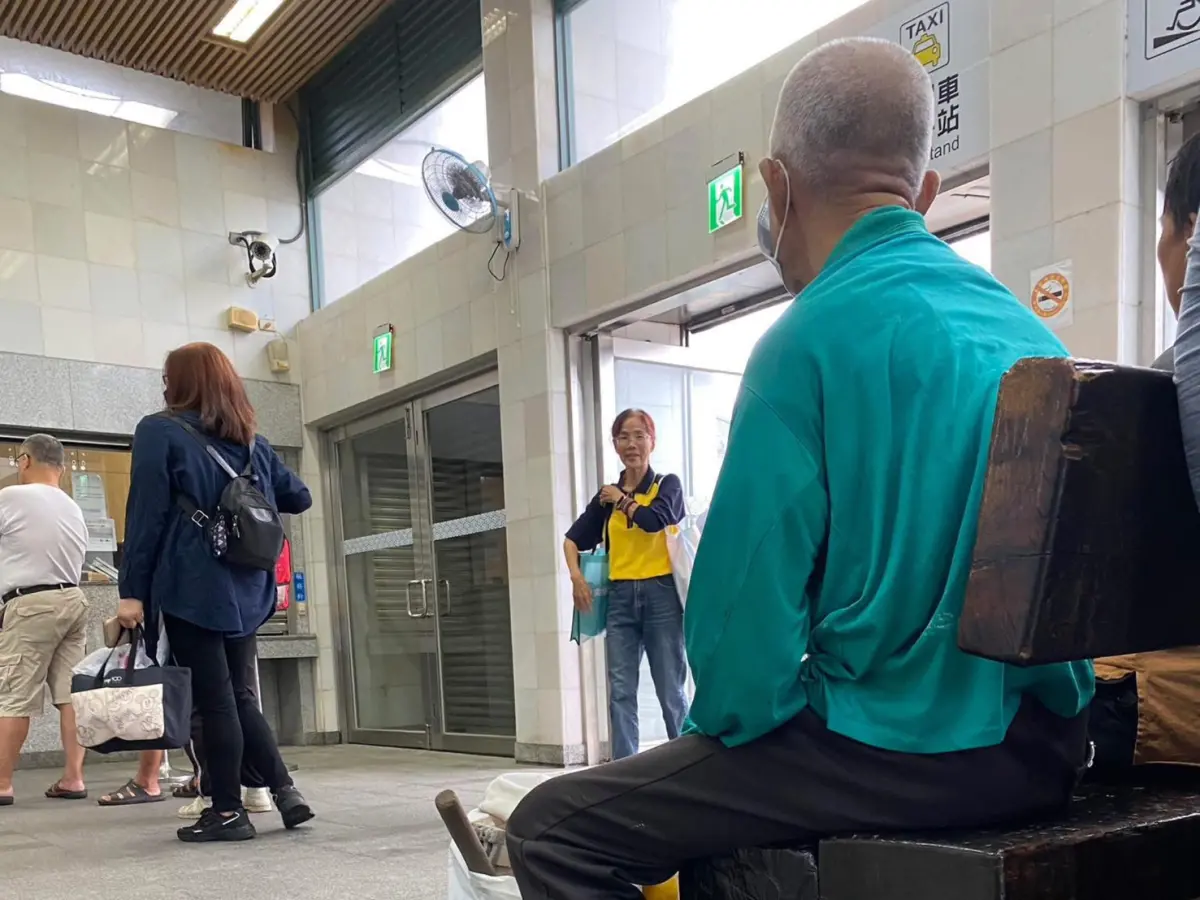 ▲一名90歲的老翁獨自在火車站等車，身邊還放著一把鏟子準備前往花蓮協助救災。（圖／翻攝自臉書今日花蓮）
