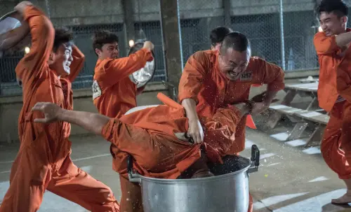 ▲鄭中基（右二）在拍攝監獄動作場面時扭傷，弄到腳骨裂開。（圖／華映娛樂提供）