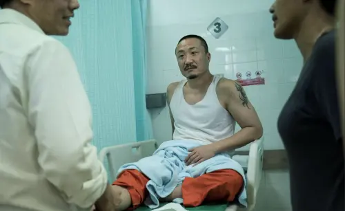 ▲鄭中基（中）因為拍《阿龍》數度受傷，十分辛苦。（圖／華映娛樂提供）