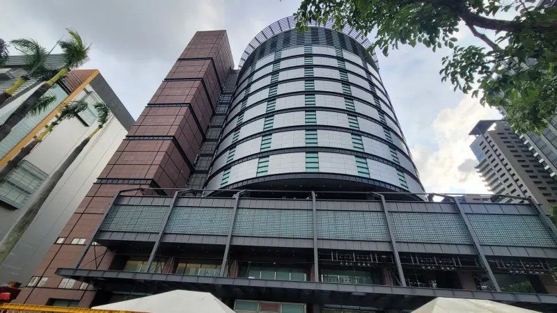 ▲新光三越日前拆除施工鷹架後，沈煌彬便迫不及待造訪。（圖／翻攝沈煌彬臉書，2025.09.26）