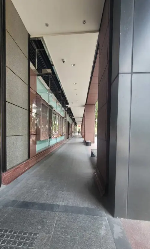 ▲沈煌彬拍下重新暢通的新光三越騎樓。（圖／翻攝沈煌彬臉書，2025.09.26）