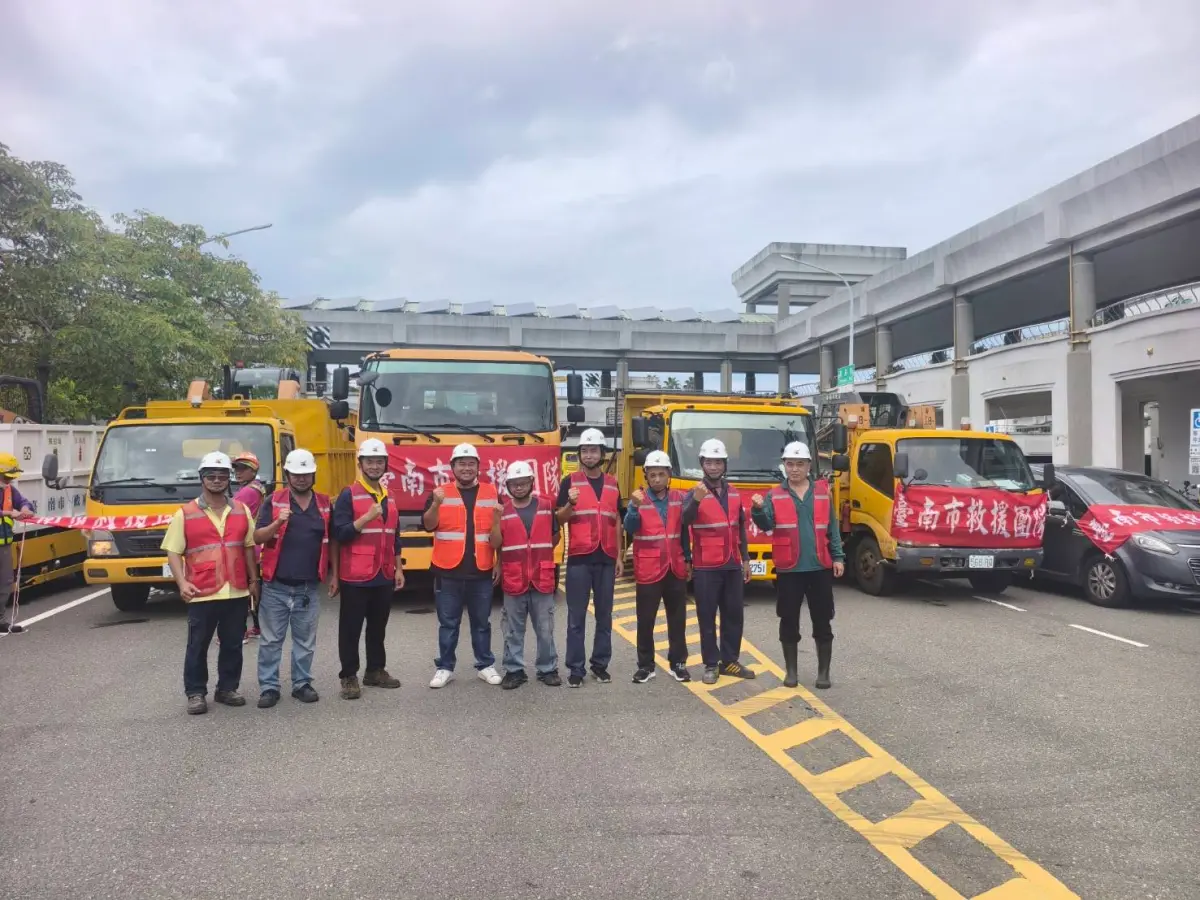 ▲ 南市府動員人員與機具前進花蓮協助災後復原。（圖／南市府提供）