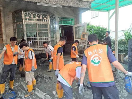 ▲ 臺南市消防役替代役役男20進入光復鄉光復路協助民宅清理。（圖／南市府提供）