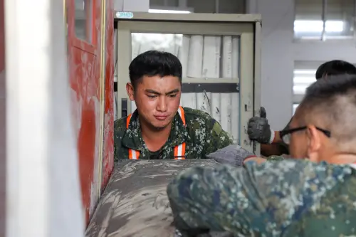 ▲第二作戰區官兵協助光復鄉民廢棄物清運及淤泥清理。（圖／第二作戰區提供）