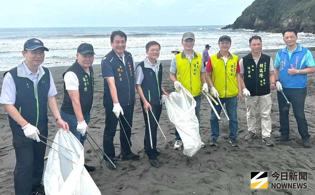 ▲台灣電力公司大林發電廠舉辦小港區鳳鼻頭海灘淨灘活動，由大林發電廠廠長李志光(左4)主持。(圖／記者黃守作攝，2025.09.26)