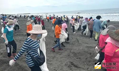 ▲台灣電力公司大林發電廠舉辦小港區鳳鼻頭海灘淨灘活動，地方鄉親相挺，以疼惜高雄沿海岸際。(圖／記者黃守作攝，2025.09.26)