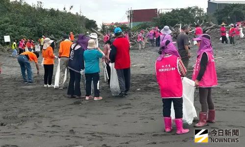 ▲台灣電力公司大林發電廠舉辦小港區鳳鼻頭海灘淨灘活動，地方鄉親相挺，以疼惜高雄沿海岸際。(圖／記者黃守作攝，2025.09.26)