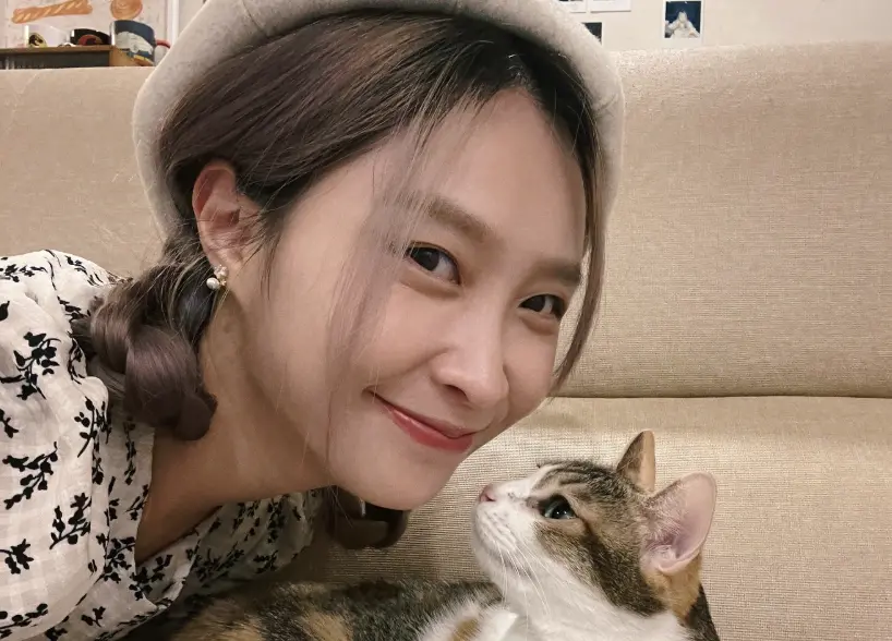 ▲黃云歆（如圖）今（26）日在IG限時動態發文，表示自己只是坐在路邊就被搭訕，還抓到男子胸前藏了鏡頭偷拍，讓她氣炸發文：「超不尊重」。（圖／翻攝自IG tanniehuang）