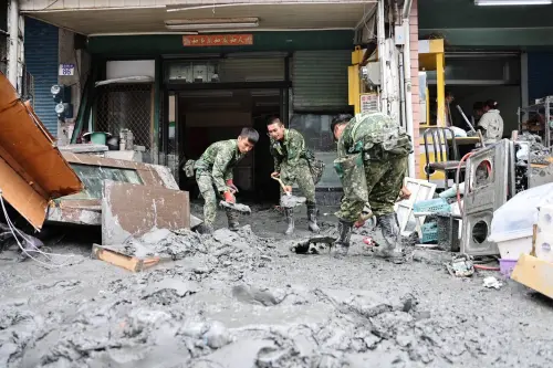 ▲陸軍官兵協助花蓮光復鄉清淤與搬運廢棄物，以實際行動協助恢復家園。（圖／陸軍司令部提供）