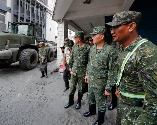 ▲陸軍司令呂坤修親赴花蓮災區，瞭解執行災後復原任務執行實況，並慰勉救災官兵辛勞。（圖／陸軍司令部提供）