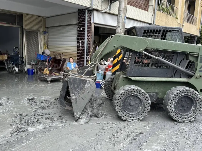 ▲陸軍花蓮救災,工兵機具持續進行道路清淤。(圖/陸軍司令部提供)