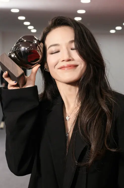 ▲舒淇（如圖）開心接受釜山影展最佳導演獎的肯定，感謝了《女孩》的工作人員，也謝謝自己爸媽。（圖／甲上娛樂提供）