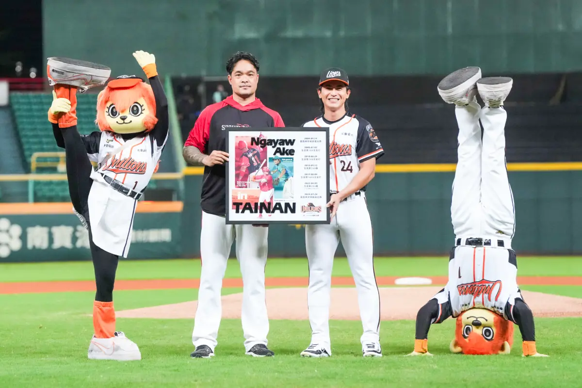 ▲統一獅本季與味全龍最終戰，賽前由陳傑憲代表，向林智勝送上在台南球場各項里程碑。（圖／統一獅提供）