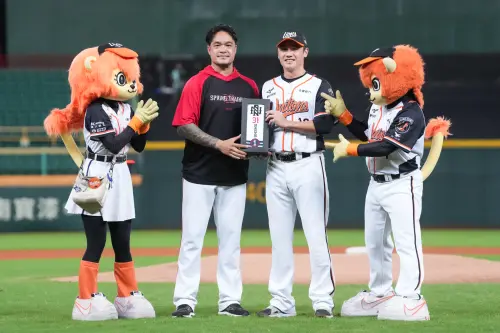 ▲▲統一獅本季與味全龍最終戰，賽前由陳鏞基特別準備高爾夫球桿套組，送給林智勝，作為引退禮物。（圖／統一獅提供）