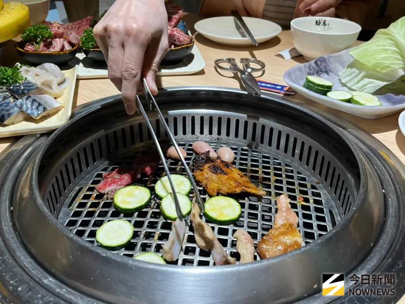 ▲中秋節必備烤肉，營養師提醒，像是甜不辣、丸子等加工食品可說是高鈉炸彈。（示意圖／記者張乃文攝）