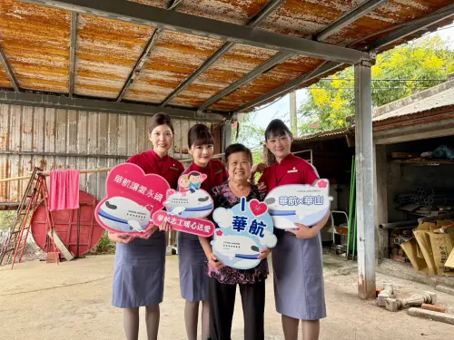 華航中秋送暖！志工團隊送上筋絡按摩梳　陪伴176位獨居長者　
