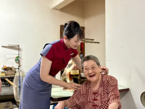 ▲華航志工團隊今年準備月餅、營養麥片、筋絡按摩梳等敬老用品陪伴長者過節。（圖／華航提供）