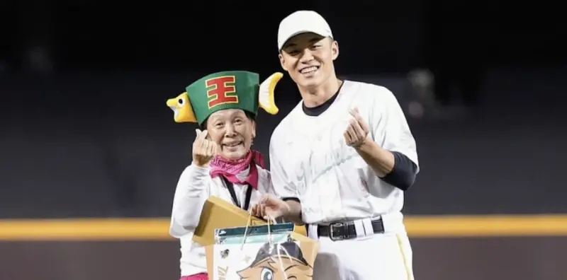 ▲台鋼雄鷹的外野手王柏融，在旅日時期時常有一位在觀眾席上舉應援布條為其賣力加油的阿嬤小貫和惠，被球迷稱為「北海道阿嬤」，終於在昨（26）日來到台灣現場幫王柏融加油，2人的見面也讓小貫和惠超感動。（圖／王柏融IG）