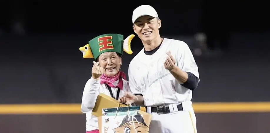▲台鋼雄鷹的外野手王柏融，在旅日時期時常有一位在觀眾席上舉應援布條為其賣力加油的阿嬤小貫和惠，被球迷稱為「北海道阿嬤」，終於在昨（26）日來到台灣現場幫王柏融加油，2人的見面也讓小貫和惠超感動。（圖／王柏融IG）