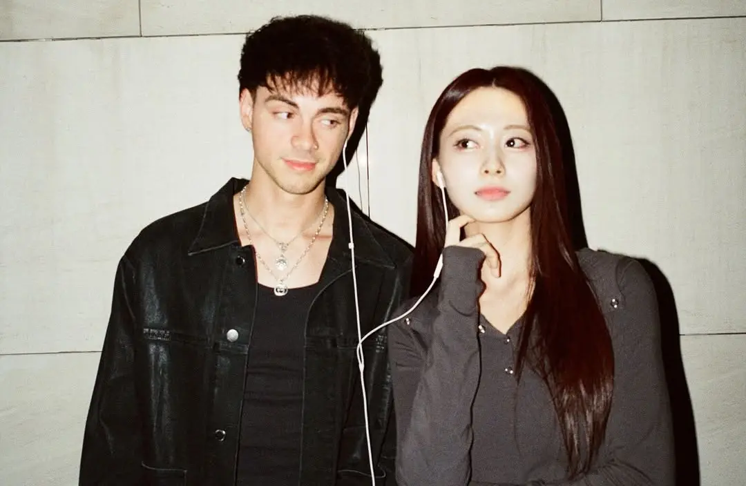 ▲子瑜（右）與美國歌手Corbyn Besson（左）合作的新歌〈Blink〉，終於在昨（26）日公開，子瑜在MV中狂放電，其中充滿魅力的低音更是引發大讚。（圖／子瑜IG@thinkaboutzu）