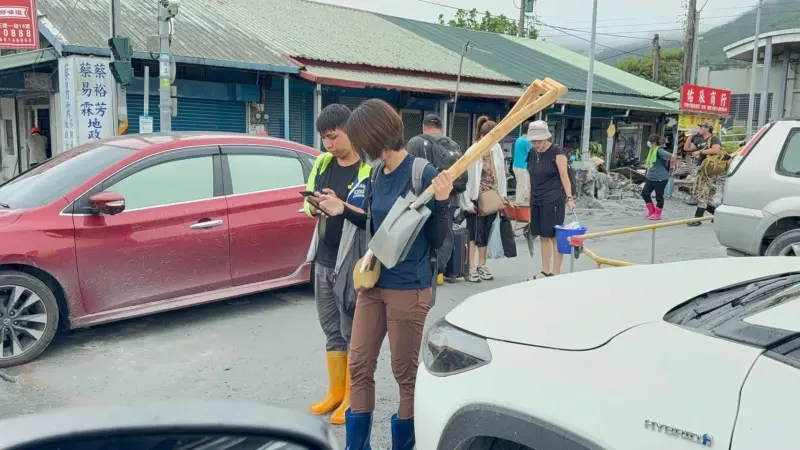 ▲花蓮馬太鞍溪堰塞湖溢流重創光復鄉，大批志工前往災區協助民眾清理家園。（圖／擷取自花蓮縣長徐榛蔚臉書）