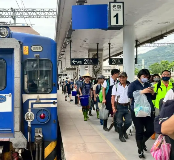 不放教師節連假了！「鏟子超人」早上擠爆花蓮車站　捐款衝破1億