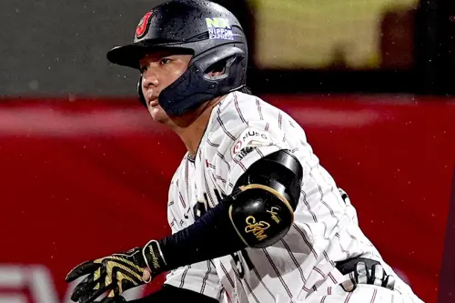 ▲水谷祥平此役遭到關鍵觸身球擊中，他雖被148公里速球打中腰部，但也擠回致勝分。（圖／翻攝自野球日本代表 侍ジャパン 公式X）