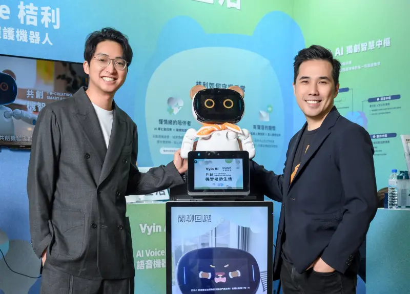    ▲橘子集團策略長暨 Vyin AI 負責人陳冠宇（左）與女媧創造營運長張智傑（右）攜手於 2025 台北國際照顧博覽會推出 AI 居家照護機器人「桔利 Gilee」。（圖／ Vyin AI 及女媧創造提供）  