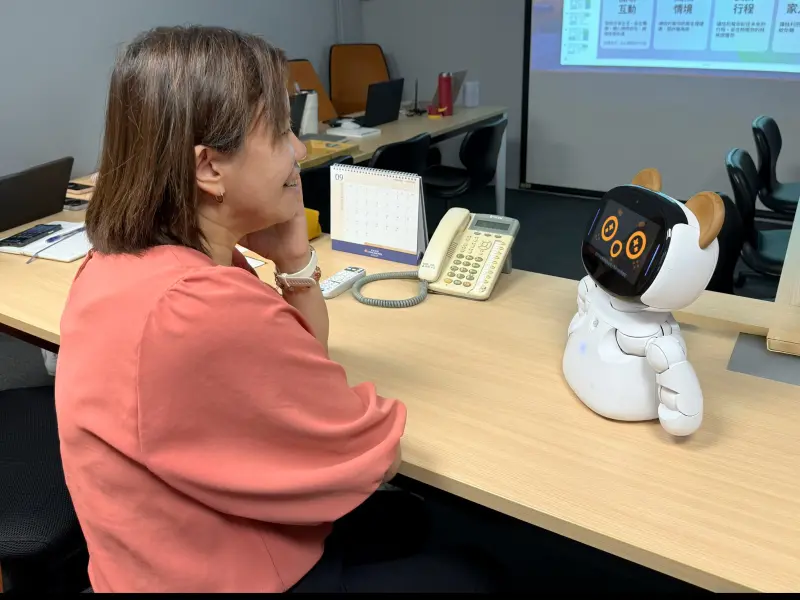    ▲中化銀髮總經理李宗勇及團隊體驗 AI 居家照護機器人「桔利 Gilee」，肯定其仿聲語音信設計能帶給長輩情感關懷。（圖／ Vyin AI 及女媧創造提供）  