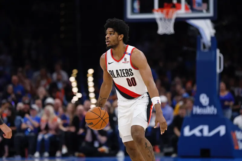 ▲波特蘭拓荒者今（27）日傳來壞消息，陣中的2023年NBA選秀探花亨德森（Scoot Henderson）在訓練時不慎遭遇左腿腿筋撕裂，預計要4至8週才能恢復籃球活動，作為陣中的持球手，傷退後是否讓今年選進的中國球員楊瀚森擁有更多持球機會，也將成為關注焦點。（圖／美聯社／達志影像）