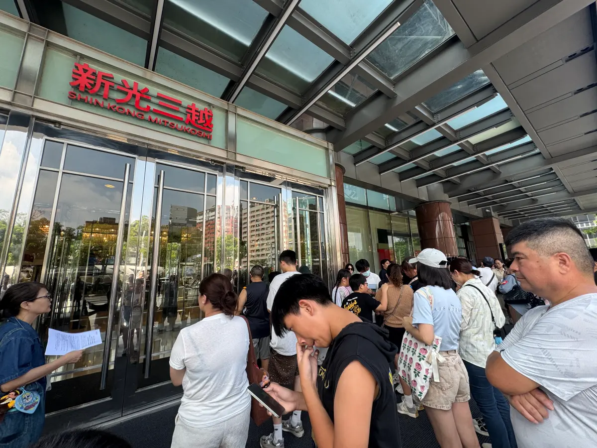 ▲新光三越中港店挺過嚴重氣爆危機，歷經約7個月整修停業，今（27）日上午正式重新開幕。（圖／記者鍾怡婷攝）