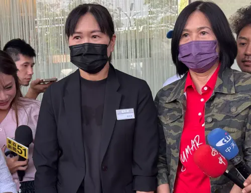 ▲新光三越服務多年的櫃姐開心迎接百貨復業，CUMAR休閒陳淑華（圖右）；BARONECE西服 陳婉寶（圖左）。（圖／記者鍾怡婷攝）