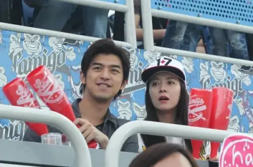 ▲陳柏霖（左）帶宋智孝（右）到棒球場看球賽。（圖／記者陳明安攝影，2016.4.23）