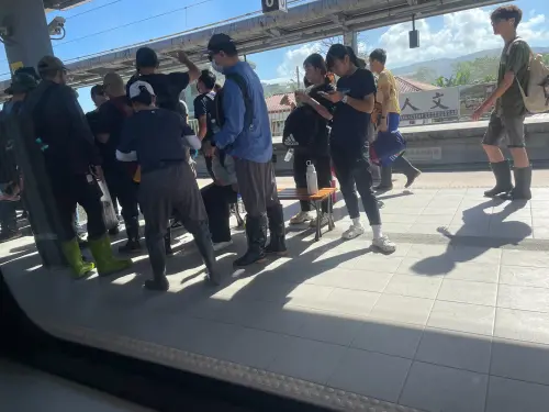 源源不絕！光復站塞滿「鏟子超人」人潮　民眾：走道上站滿人
